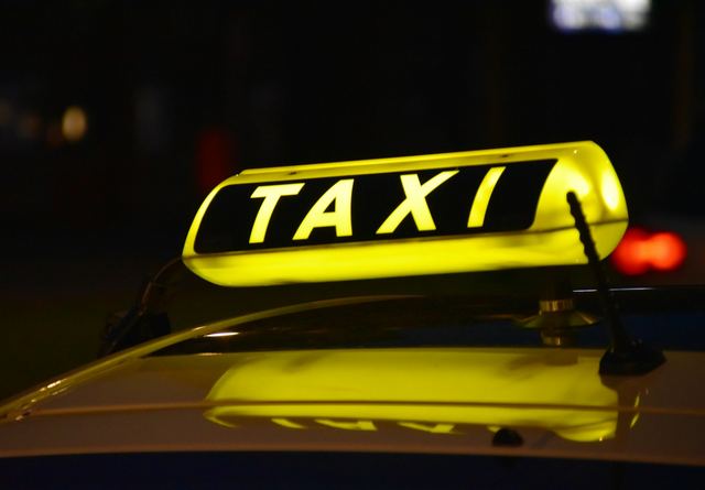 Een verlicht geel taxibord op een wagen